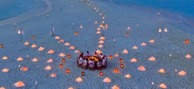 Ein Abendessen auf einer Sandbank während der Trauminsel Eventreise nahe Soneva Fushi